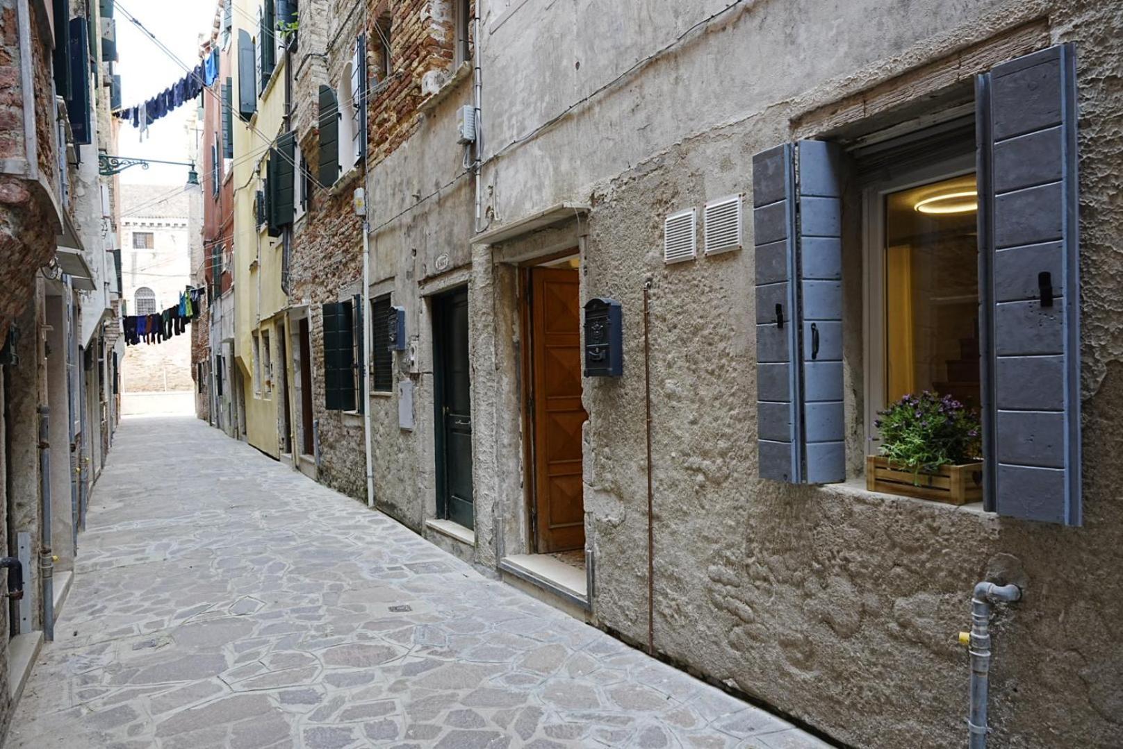 Ca'lina Near Biennale * Venecia